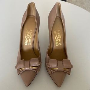 Beautiful leather nude Ferragamo pumps